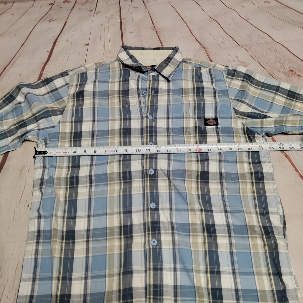 RESERVED Izod and Dickies short sleeve button-up shirts. Large. 723 - Picture 8 of 10